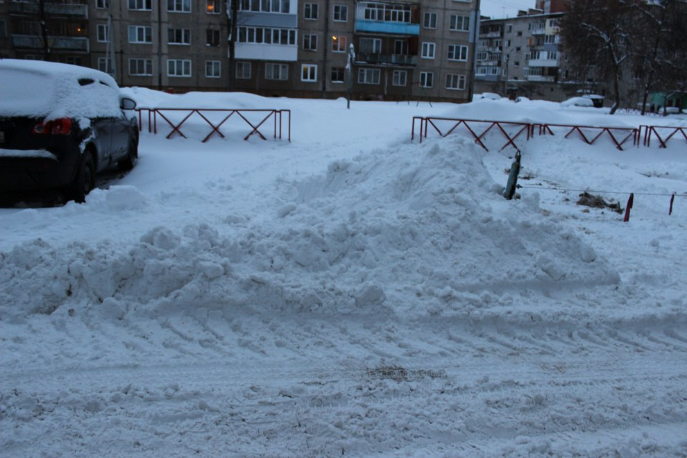 В Усинске спасатели вытаскивали женщину из снежного плена