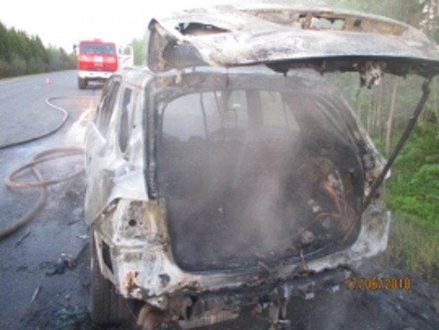 В Прилузском районе ночью подожгли Mercedes