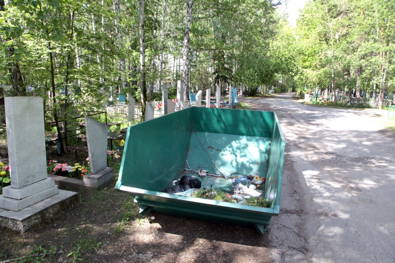 В Ухте на кладбище поставят контейнеры для мусора