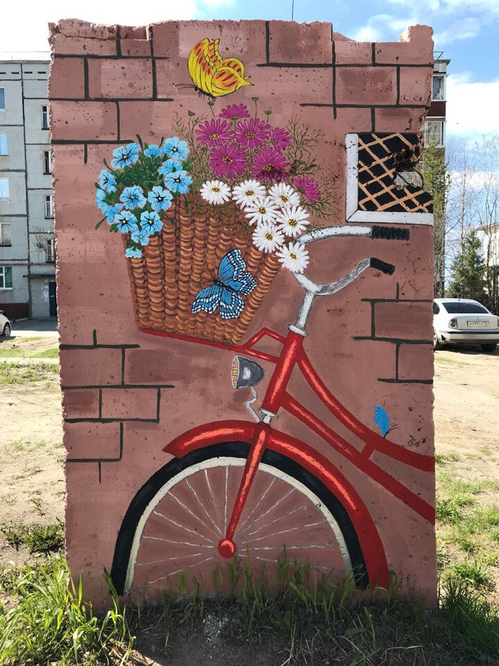 Усинка рисует на заброшенных стенах в городе