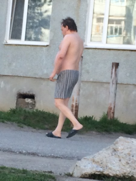 Лето пришло: по улицам Печоры вальяжно гулял мужчина в полосатых трусах (фото)