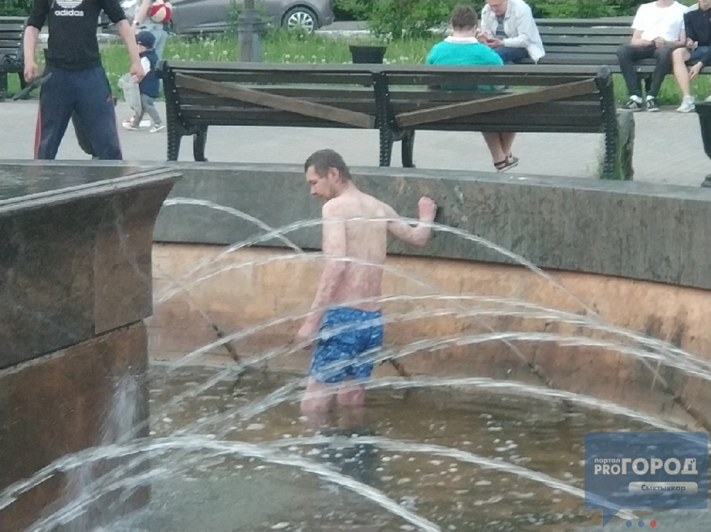 В центре города в Коми мужчина в пестрых трусах собирал мелочь в фонтане (фото, видео)