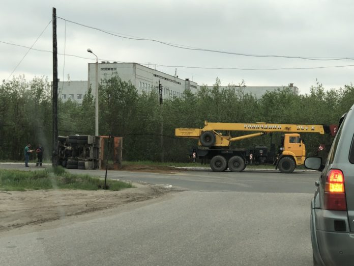 В Коми около городской больницы перевернулся грузовик с песком (фото)