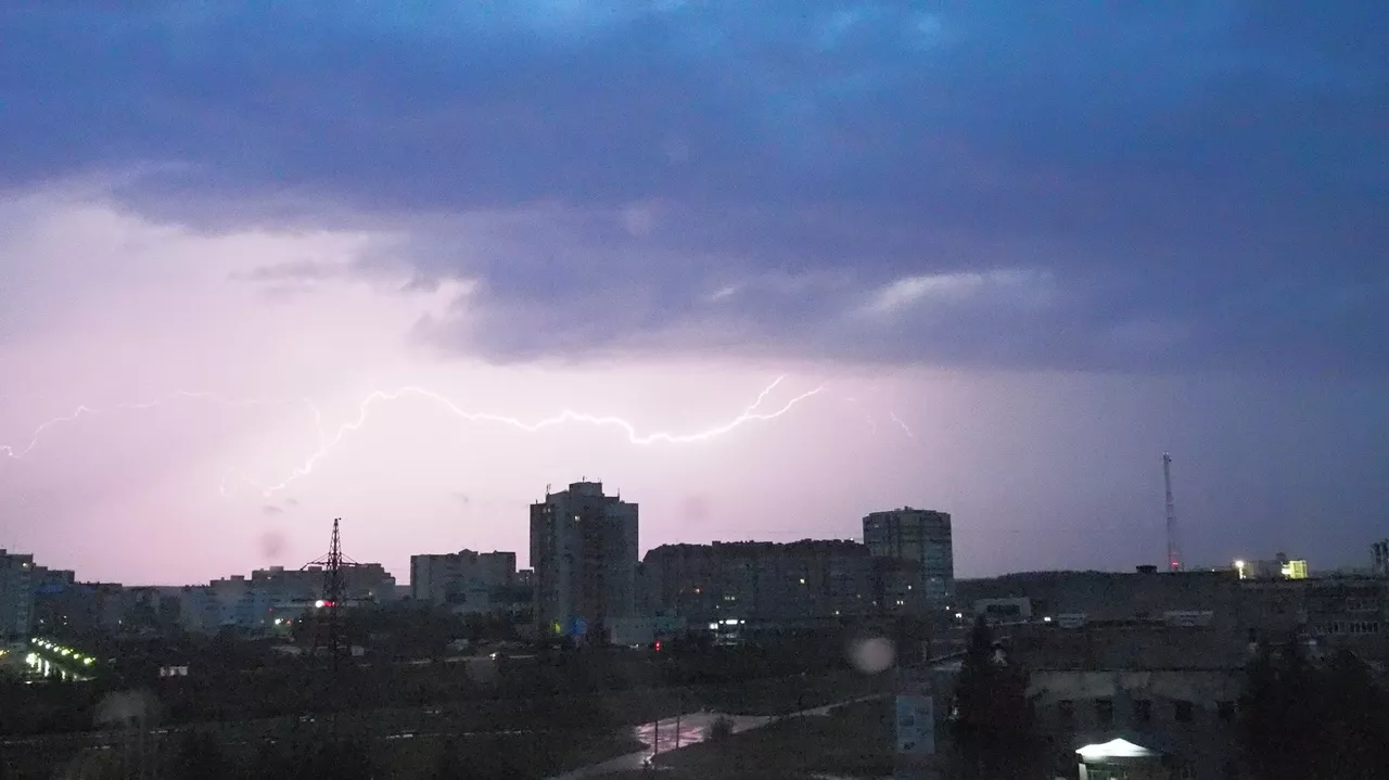 Фото к статье: Ухтинка: "Во время грозы молния ударила в дом и начался пожар"