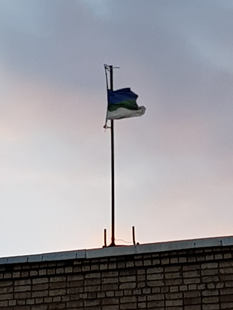 Жители Коми поражены, что над зданием администрации висит ободранный флаг региона (фото)