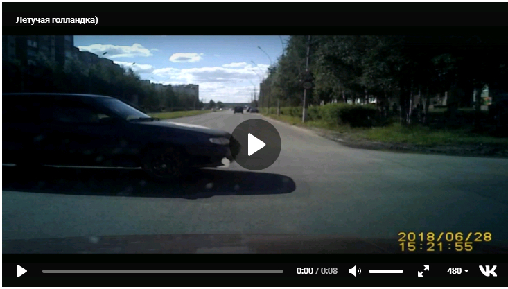 В Ухте девушка за рулем автомобиля нагло проехала поперек дороги (видео)