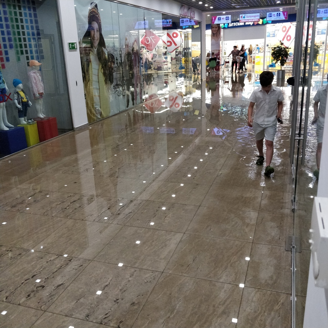 В Ухте затопило торговый центр "Ярмарка" (фото)