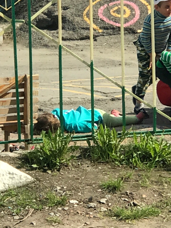Народная новость: В детсаду ребенок лежал на земле и к нему никто не подошел