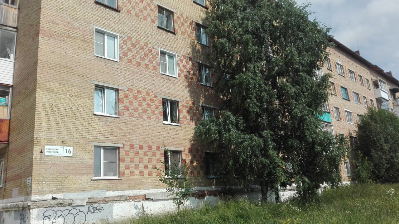 В Ухте с балкона жилого дома выпал молодой отец двух дочерей (фото строго 16+)