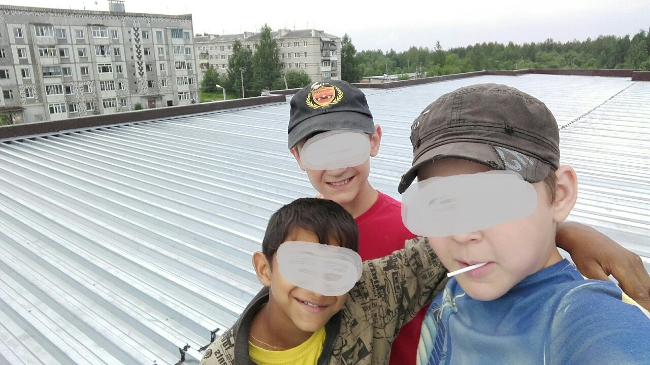 В Микуне дети бегают по крышам, несмотря на недавнюю гибель ребенка