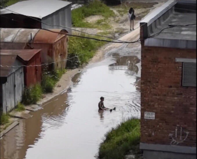Жара в Коми заставила детей купаться в лужах (видео)