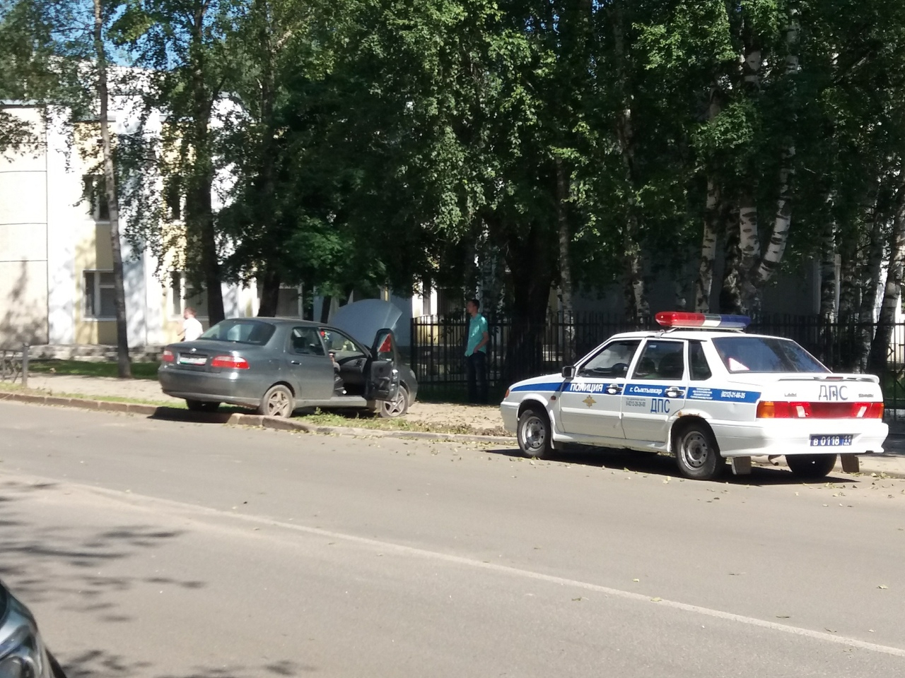 В Коми возле школы на тротуар вылетел автомобиль (фото)