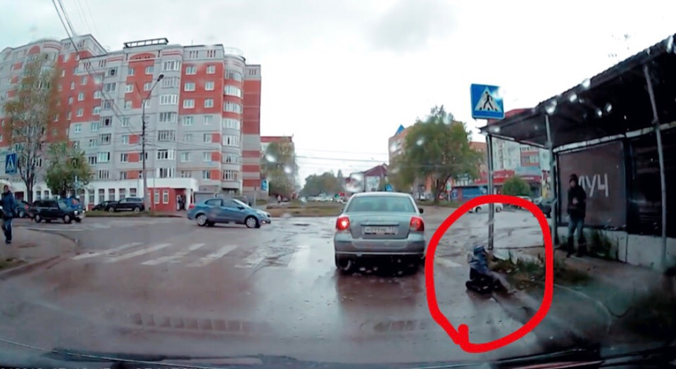 В Коми мальчик упал под колеса авто (видео)