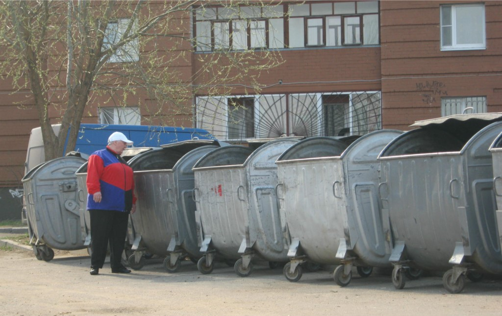 В Сосногорске ребенок копался в мусорном баке