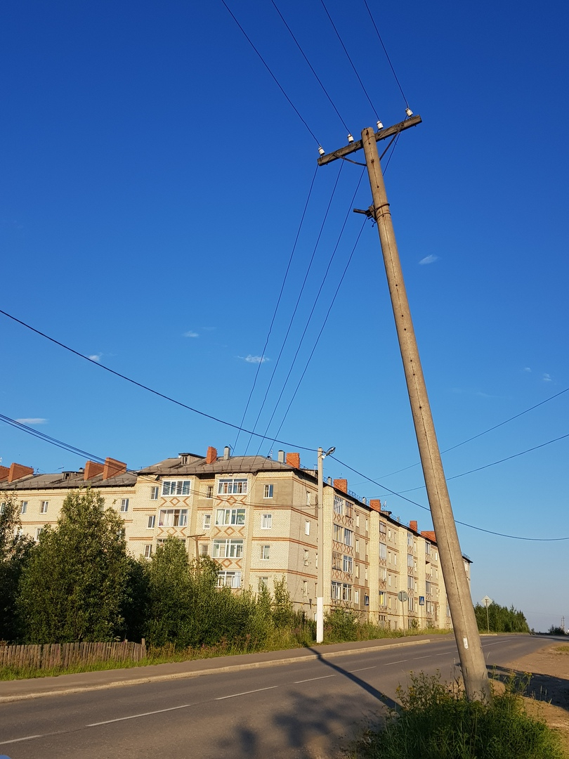 Жители Сосногорска гадают на кого упадет столб на улице Горького