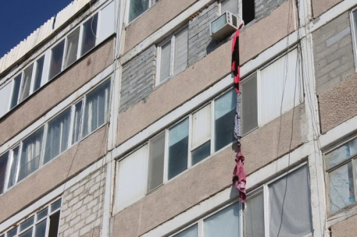 В Коми пьяный мужчина спускался с балкона по простыням, но что-то пошло не так