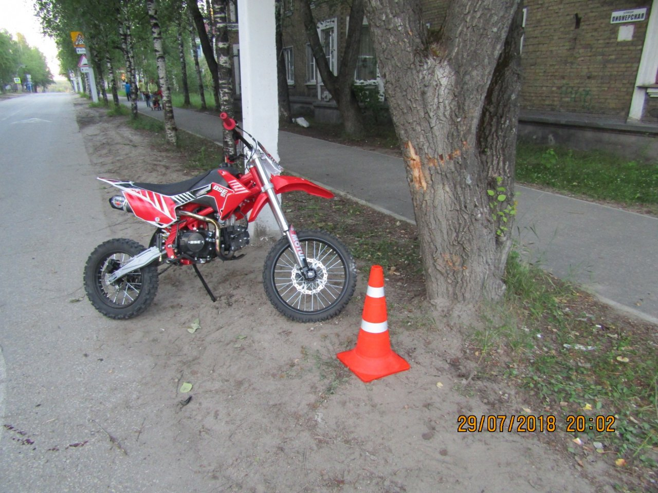 В Сосногорске пьяный парень на мотоцикле протаранил дерево (фото)