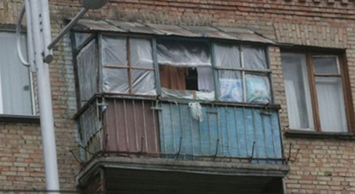 В Коми женщина выпала с балкона