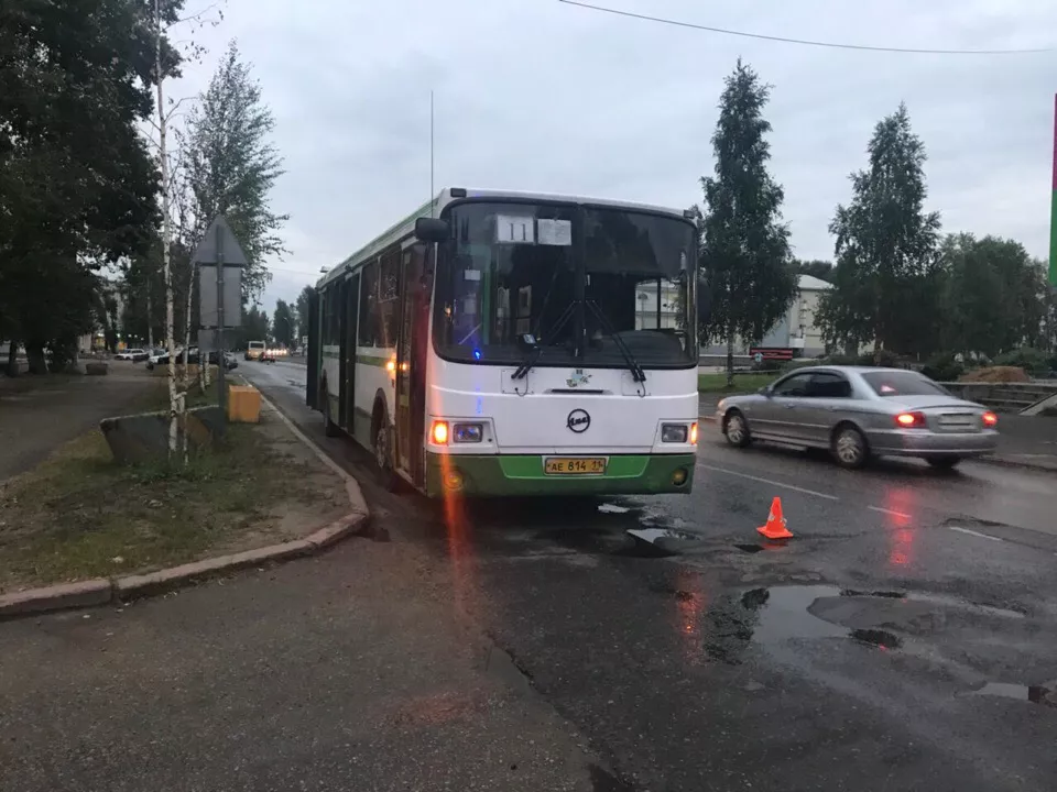 Фото к статье: В Коми пострадали пассажиры автобуса: виновник ДТП в розыске (фото)