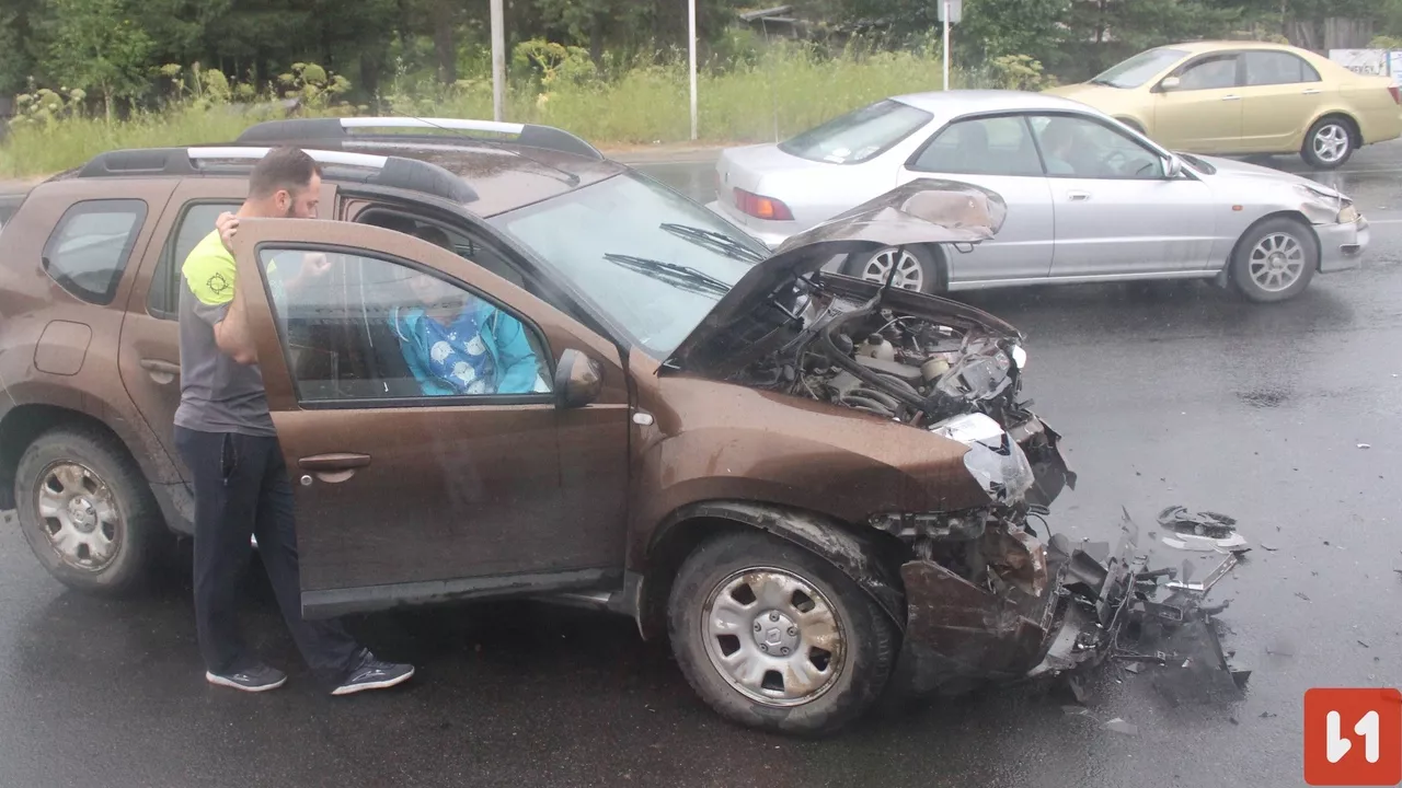 Фото к статье: В Коми столкнулись три авто возле остановки