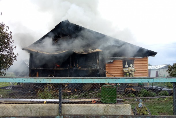 В Коми в жилой дом ударила молния: здание выгорело дотла (фото)