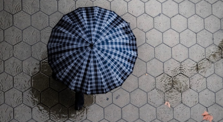 5-летний мальчик спрыгнул с зонтиком с балкона в Коми