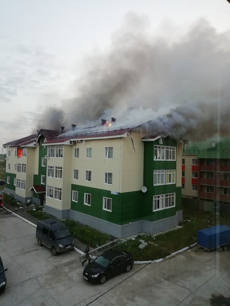 В Коми посреди ночи пламя охватило жилой дом (фото)