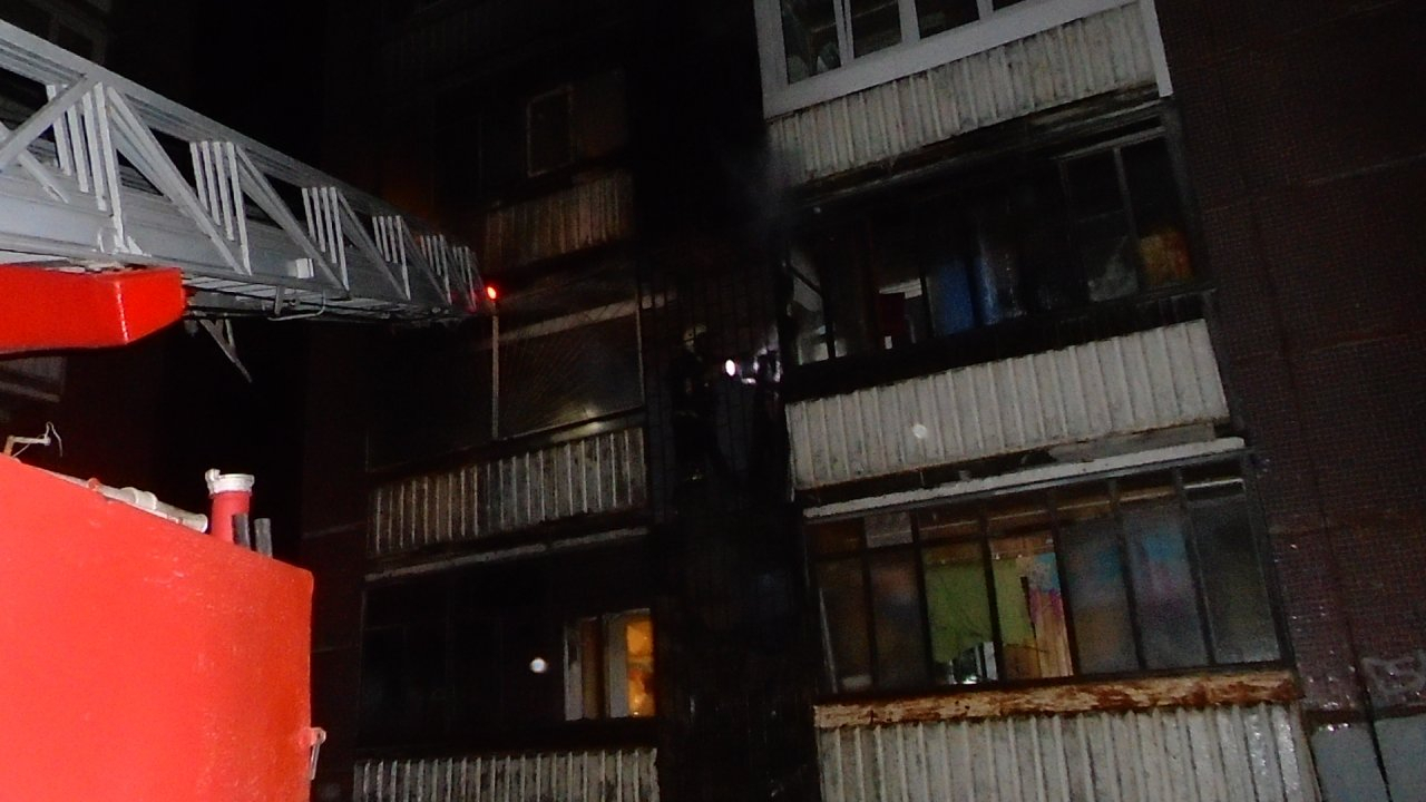 В Ухте пожар охватил девятиэтажный жилой дом (фото, видео)