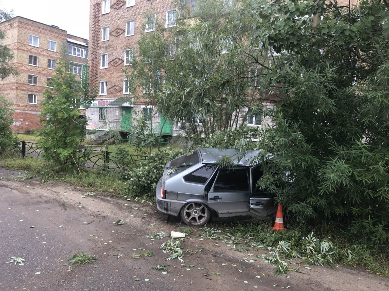 В Коми водитель ВАЗа влетел в дерево и бросил на месте ДТП раненую женщину (фото)