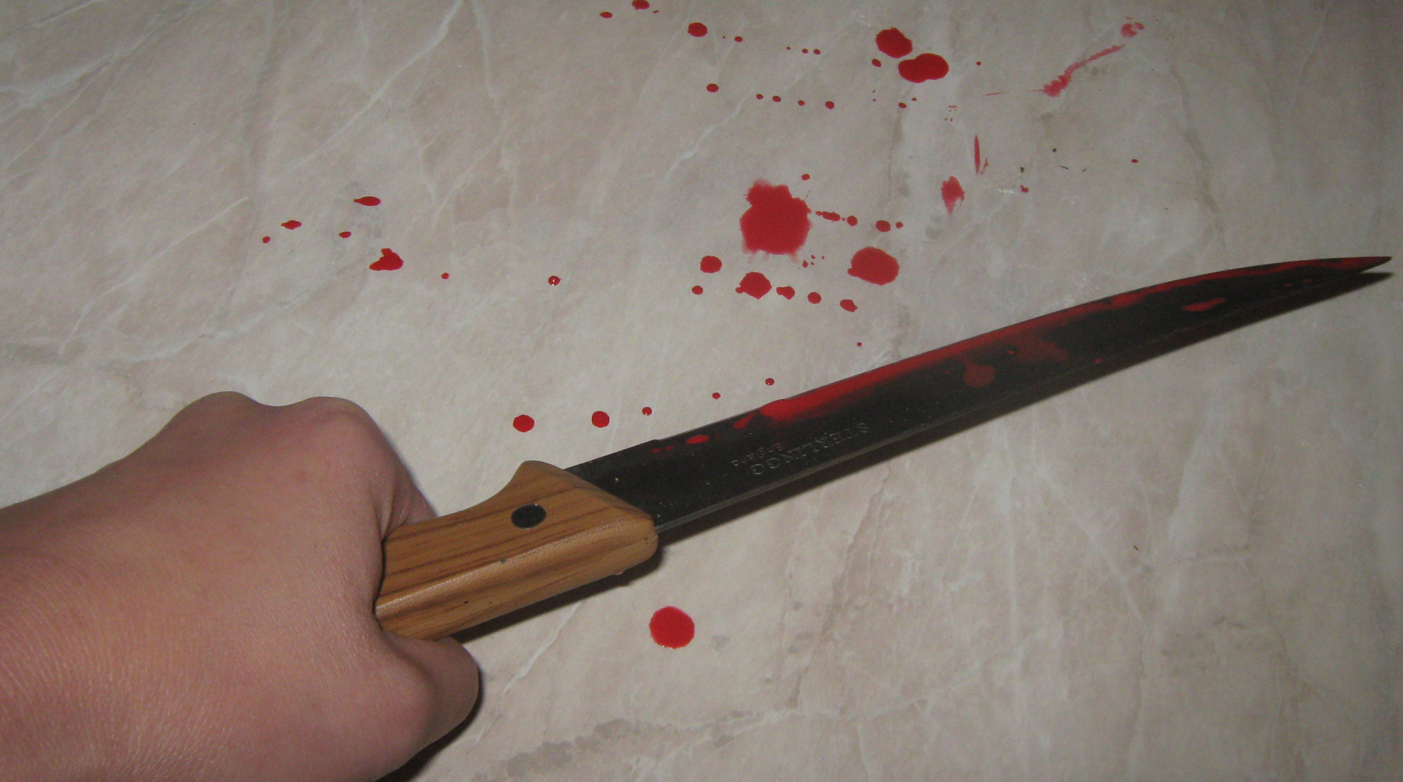 В центре города в Коми мужчина пырнул ножом прохожего