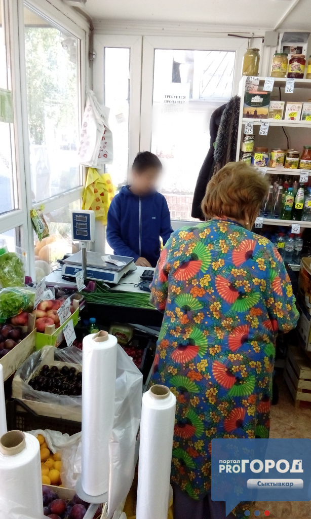В Сыктывкаре покупателей овощного павильона обслуживает грубый ребенок-продавец