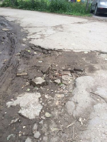 Ухтинцы о ремонте дорог: “Камнями немного подсыпали и довольные”