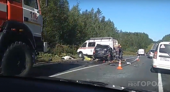 Появилось видео смертельной аварии под Сыктывкаром: Mercedes столкнулся с LADA