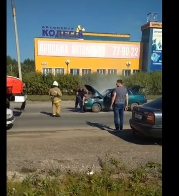 На Сенюкова во время движения загорелось авто