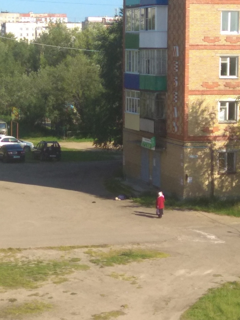 В Коми с балкона жилого дома упал мужчина (фото)