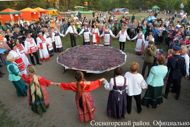 В Усть-Ухте на юбилейном "Сосногорье" приготовили огромную шаньгу