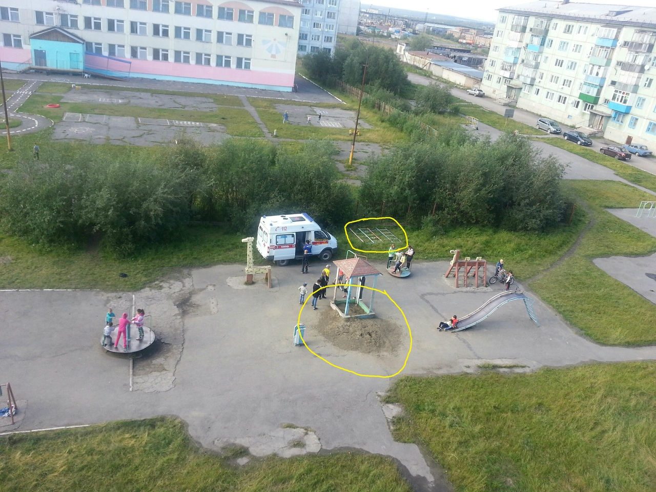 В Коми на детской площадке на ребенка упала игровая конструкция (фото)