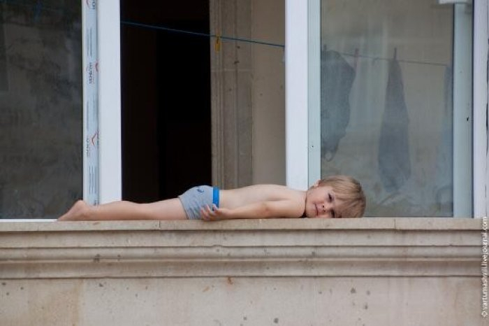 Появились подробности падения 2-летнего ребенка из окна запертой квартиры в Коми