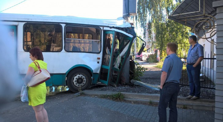 В Сыктывдинском районе автобус столкнулся с легковушкой, 7 пострадавших
