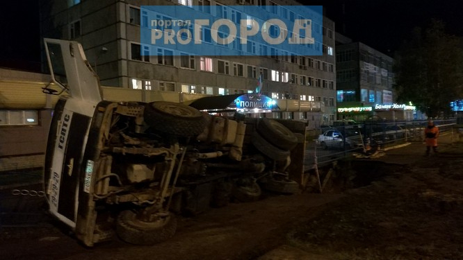 Появилось видео с грузовиком, который рухнул за забор перед зданием полиции в Сыктывкаре