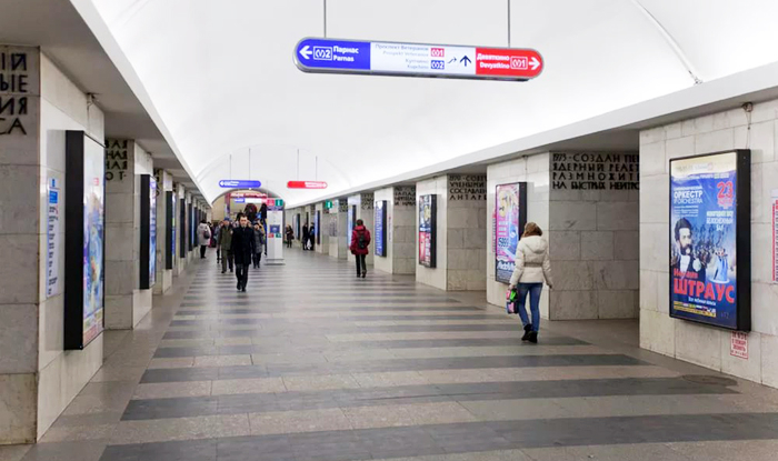 Новости России: женщина родила прямо у столба станции метро