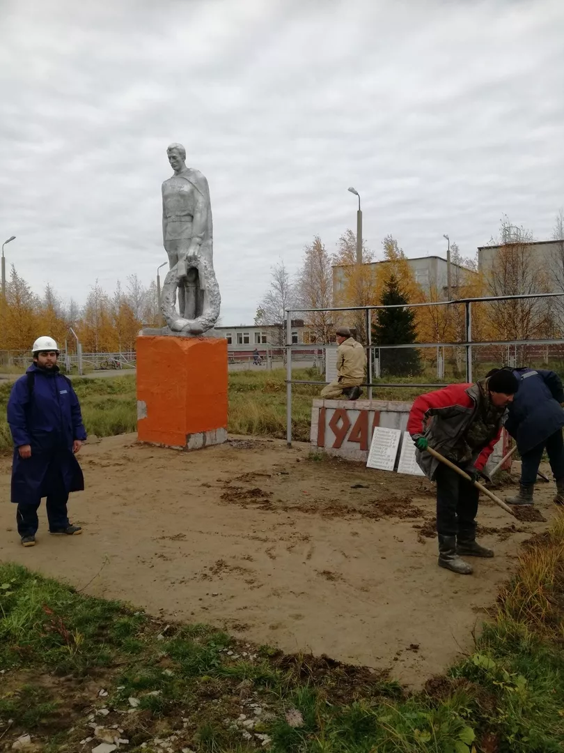 Фото к статье: В Коми спасают от разрушения мемориал “Воин с венком”
