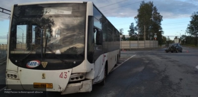 В Коми Volkswagen врезался в автобус, пострадали два человека