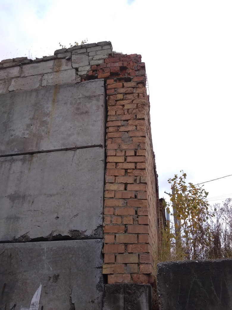 В Сосногорске кирпичи с постройки валятся на головы прохожих