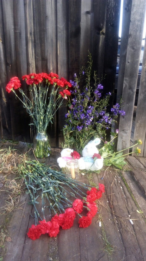 К дому в Коми, где убили двух детей и дедушку, несут цветы и игрушки