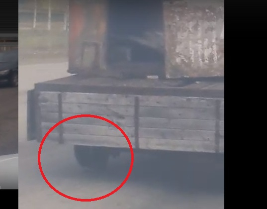 Ухтинец снял видео, как по дорогам Ухты тянут балок без колеса