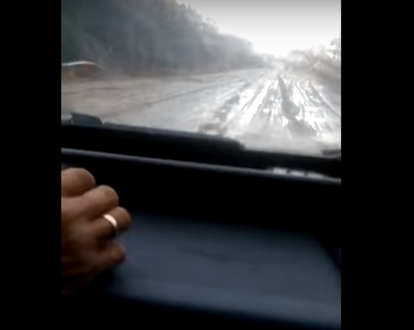 Водитель снял на видео выбоины и пробоины на дорогах Коми