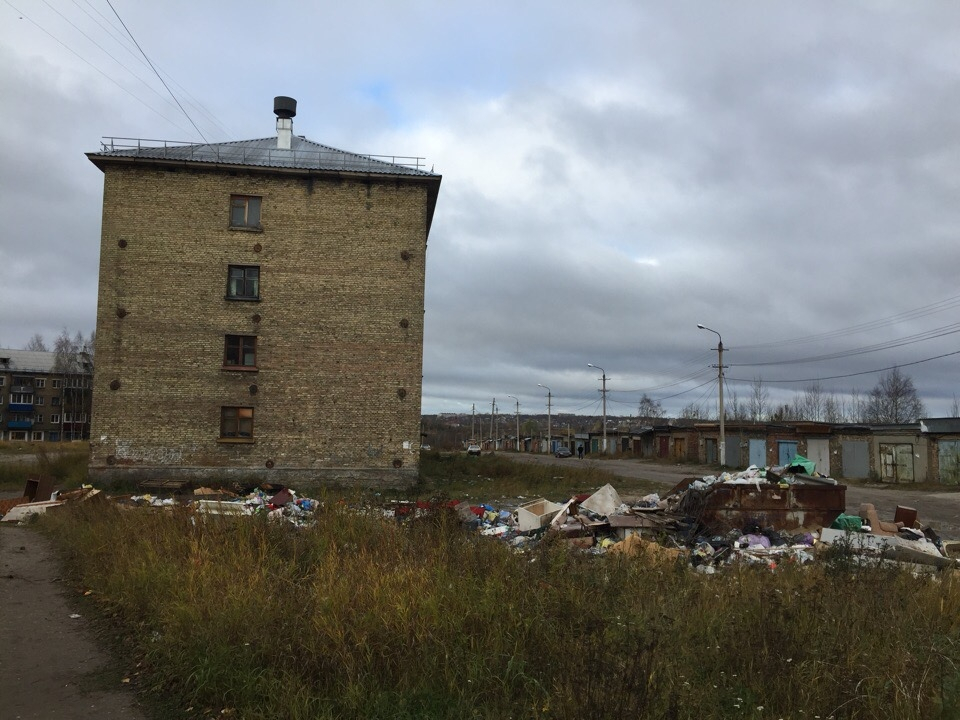 Многоквартирный дом в Сосногорске заносит мусором