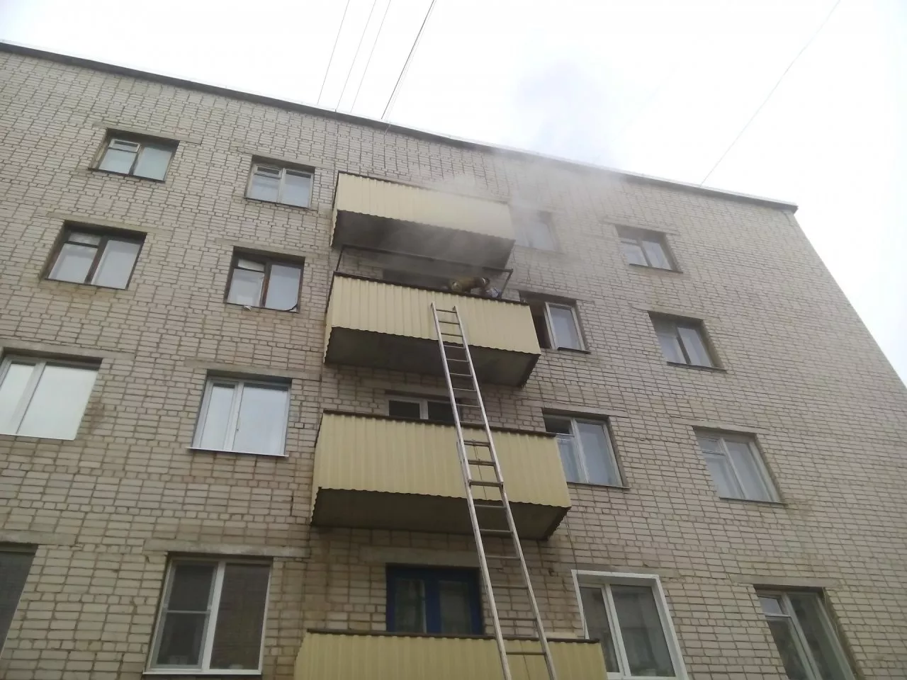 Фото к статье: В Коми пожарные спасли из огня ребенка