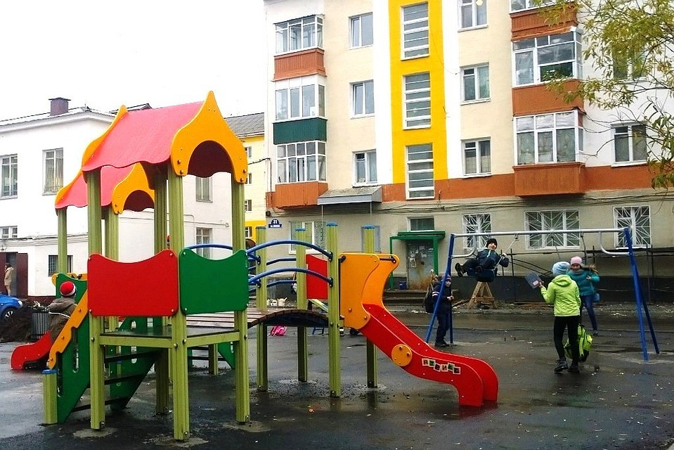 В Коми на детской площадке горка развалилась, когда на ней был ребенок
